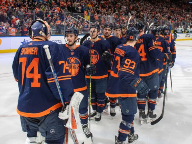 Oilers win to tie record streak by Canadian team