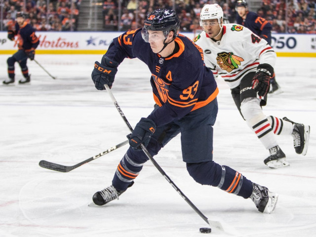 Oilers extend win streak to 15 games with victory over Blackhawks