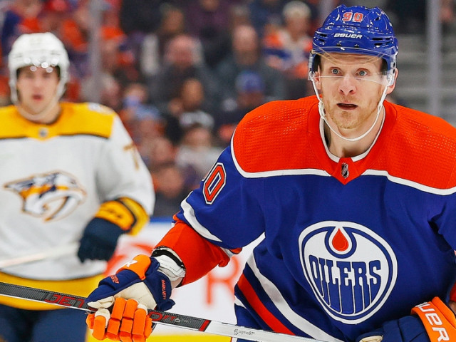 Corey Perry had some odd equipment choices in Oilers debut