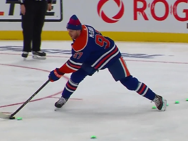 Oilers’ McDavid shows off silky moves to win All-Star Stick Handling event