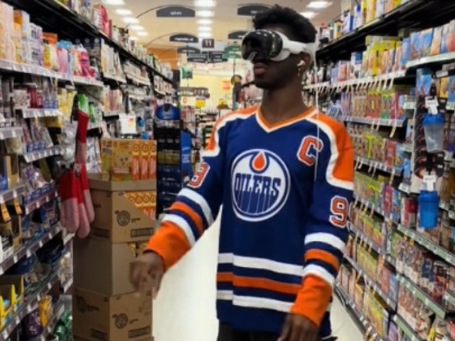 Rapper Lil Nas X rocks Oilers jersey at the grocery store