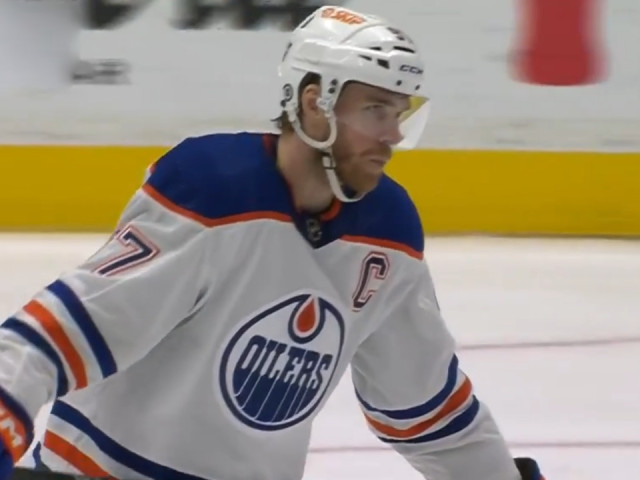 Oilers’ McDavid goes end-to-end before giving perfect pass to Hyman to tie game vs. Ducks