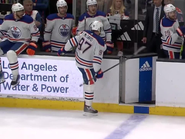 Oilers’ McDavid shows frustration, snaps stick on bench vs. Kings