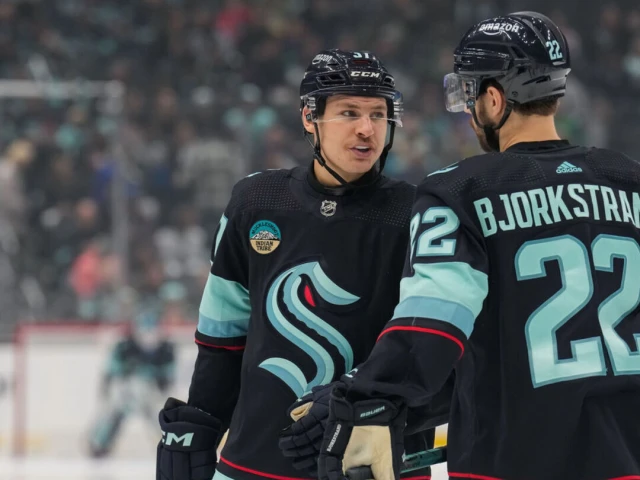 Bolts reunite with Gourde, add Bjorkstrand in 3-way deal