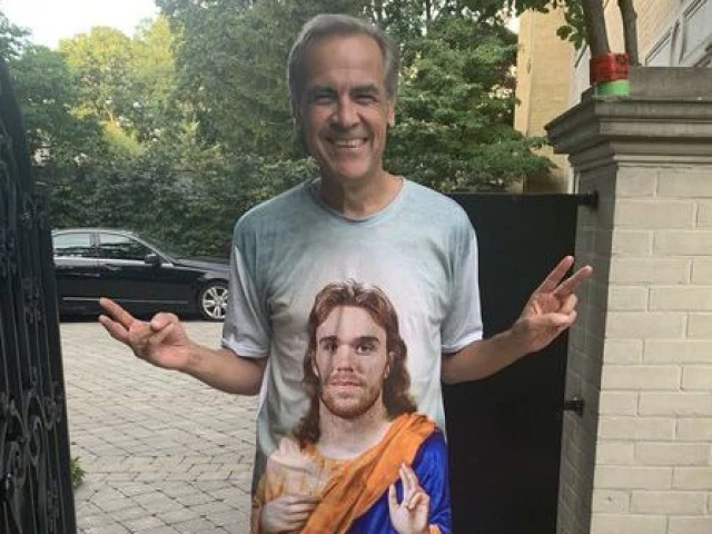 Canadian Prime Minister and former NCAA goalie Mark Carney joins Oilers during practice