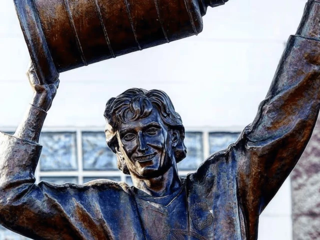 Edmonton Oilers’ Wayne Gretzky statue covered in feces