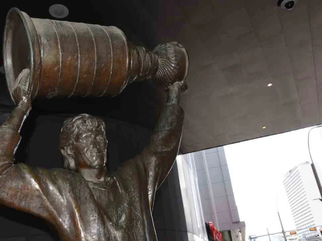 Edmonton statue of Oilers great Wayne Gretzky vandalized