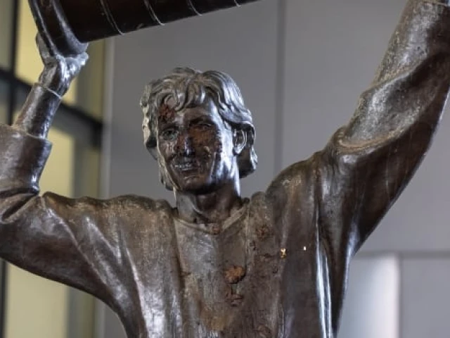 Excrement smeared on Edmonton statue of Oilers great Wayne Gretzky