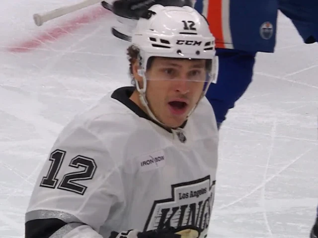 Kings forecheck leads to Oilers turnover, Moore goal