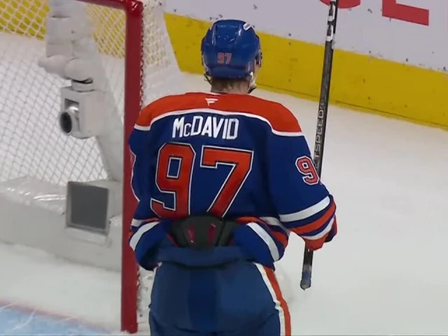 Oilers’ McDavid puts one past Oettinger for second goal of Game 3