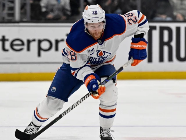 Oilers’ Connor Brown exits Game 3 after big hit from Stars’ Petrovic