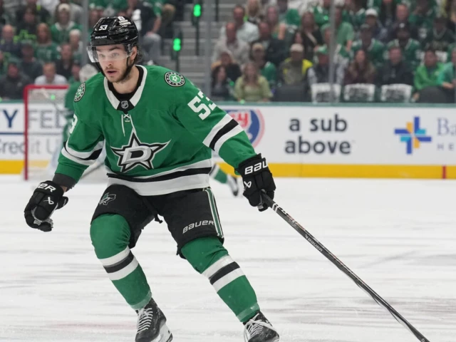 Stars boost struggling Johnston: 'He needs some support out there'