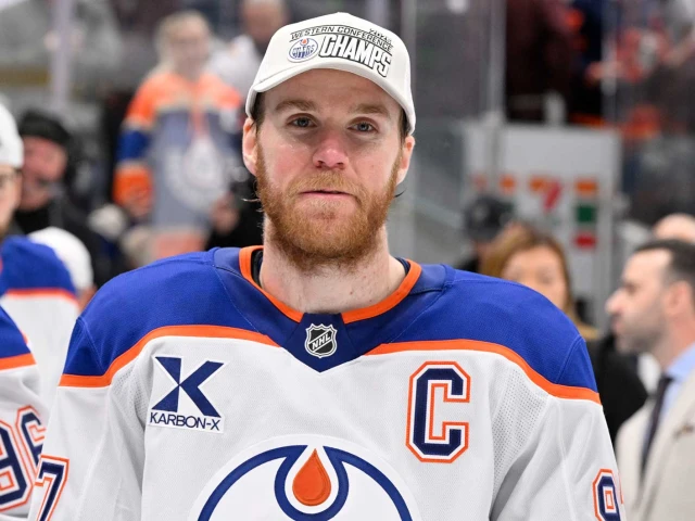 Did Oilers touch Clarence Campbell Bowl after WCF win?