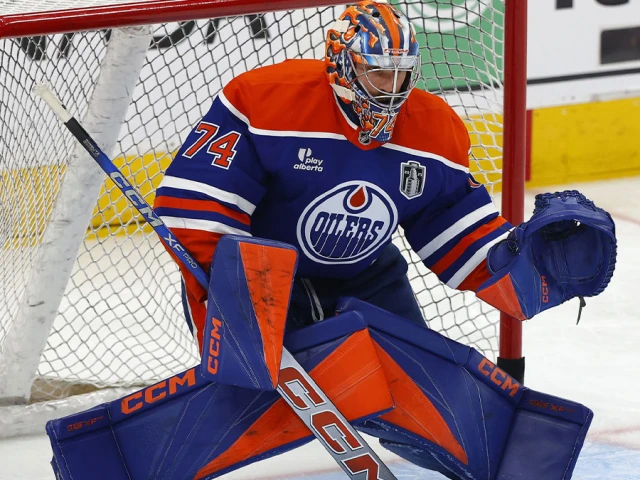 Oilers’ Stuart Skinner suffers injury scare after Sam Bennett collision