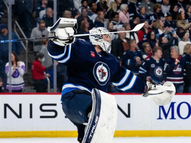 Hellebuyck wins Hart and Vezina, 1st goalie since Price named MVP