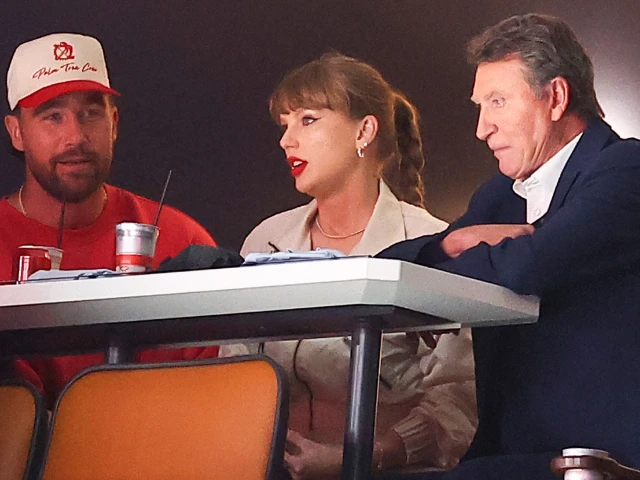 Taylor Swift rubs shoulders with Wayne Gretzky at Stanley Cup Final