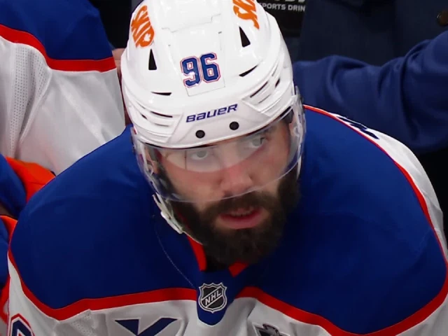 Walman unleashes absolute bomb from the point to give Oilers late lead