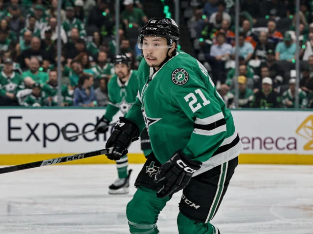 Report: Stars taking calls on Robertson