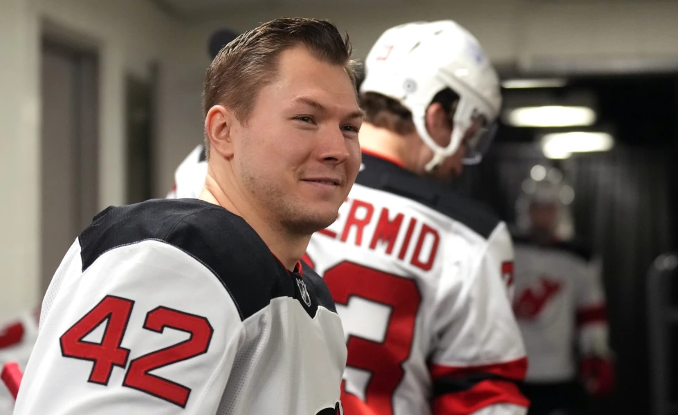 Oilers sign forward Curtis Lazar to one-year contract