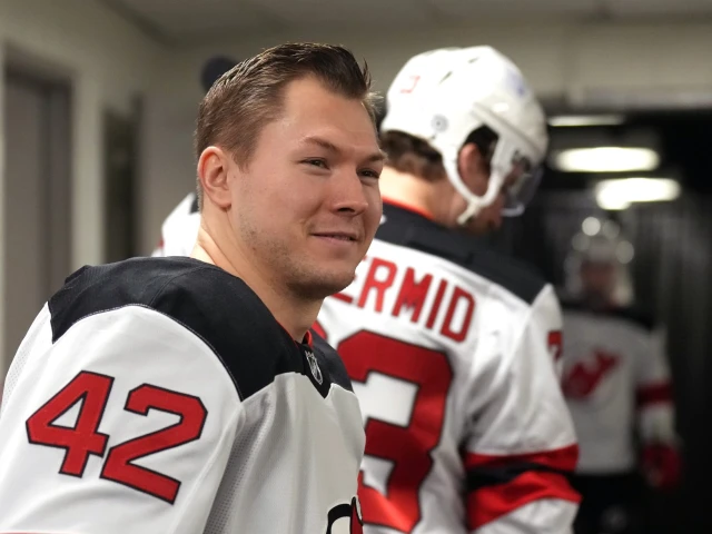 Oilers sign forward Curtis Lazar to one-year contract