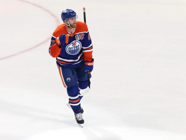 Connor McDavid agrees to contract extension with Oilers: Sources