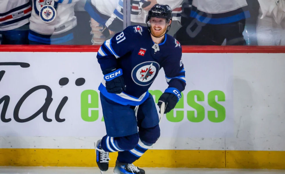 Jets sign Connor to 8-year, $96M extension