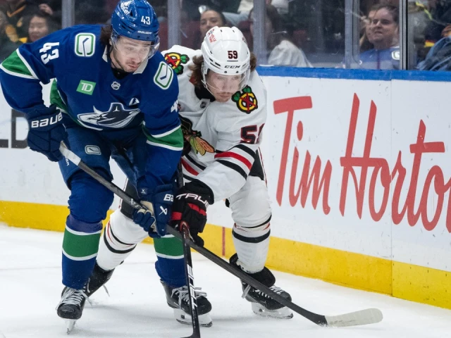 Bertuzzi’s hat trick lifts Blackhawks over Canucks 