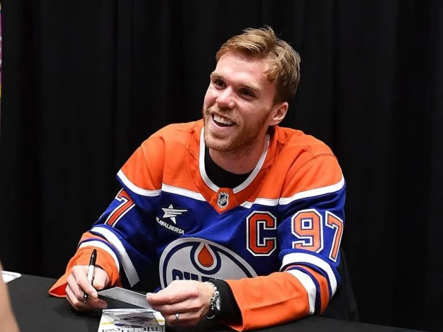 Here's when McDavid and other Oilers players are signing autographs at West Edmonton Mall