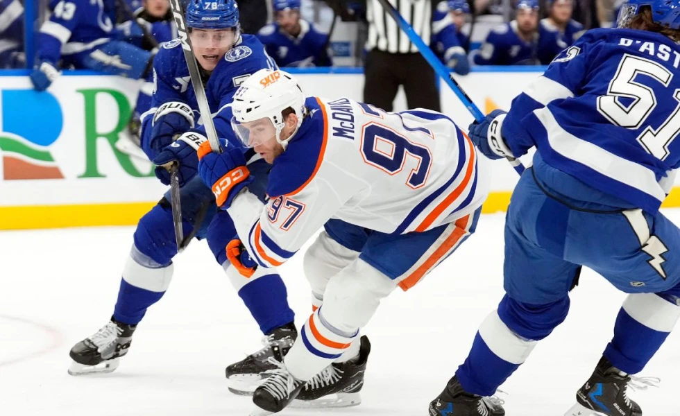 Oilers blow late lead, fall to Lightning in OT
