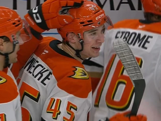 Ducks’ Sennecke beats third-period buzzer to score tying goal vs. Penguins