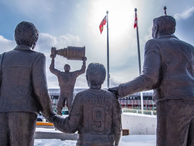 Wayne Gretzky statue vandalized in his hometown with a MAGA mention