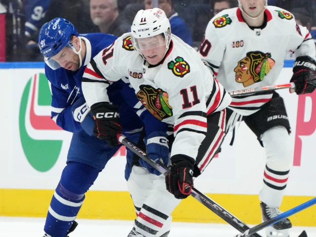 Maple Leafs earn third-period comeback win over Blackhawks