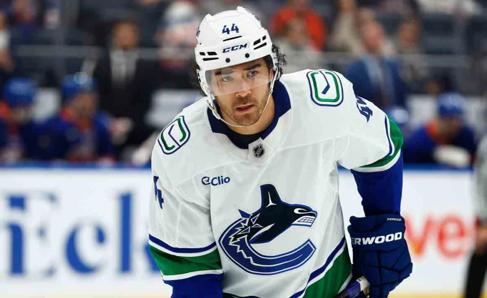 Sherwood has hat trick as Canucks beat Islanders for third straight win