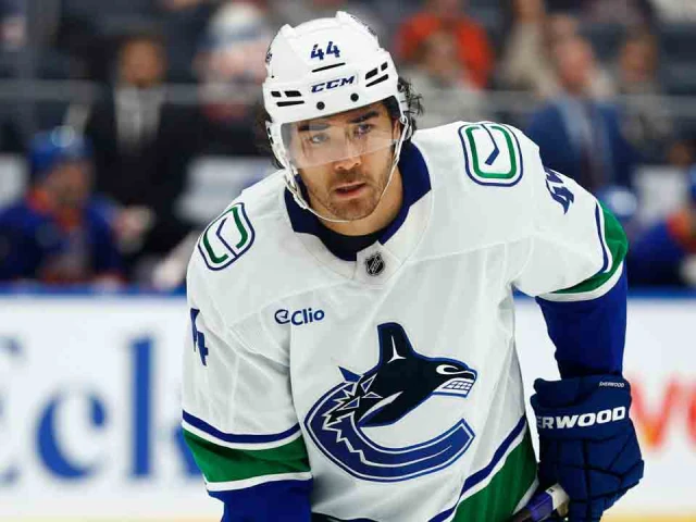 Sherwood has hat trick as Canucks beat Islanders for third straight win