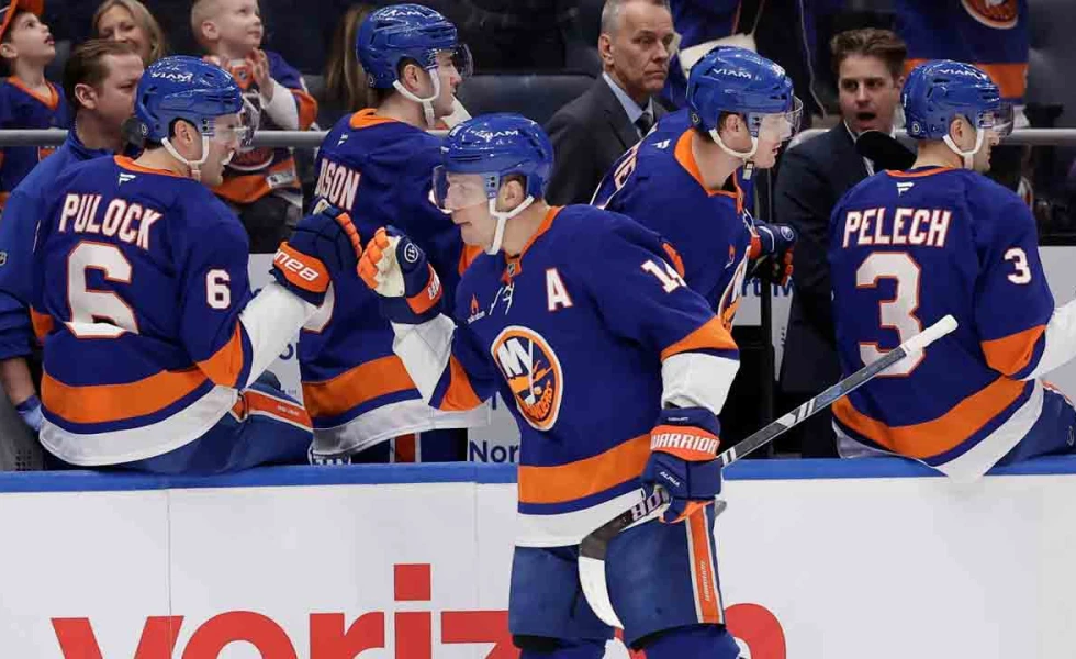 Horvat lifts Islanders to shootout victory over slumping Blackhawks