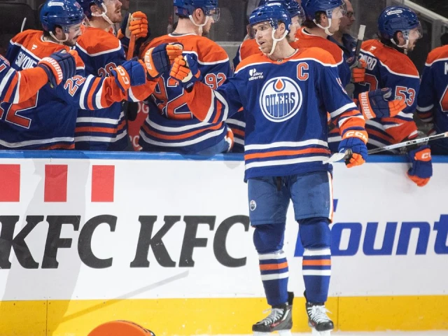 Red-hot McDavid pots hat trick as Oilers crush Predators