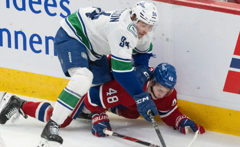 Canucks buckle in third as miserable road trip continues