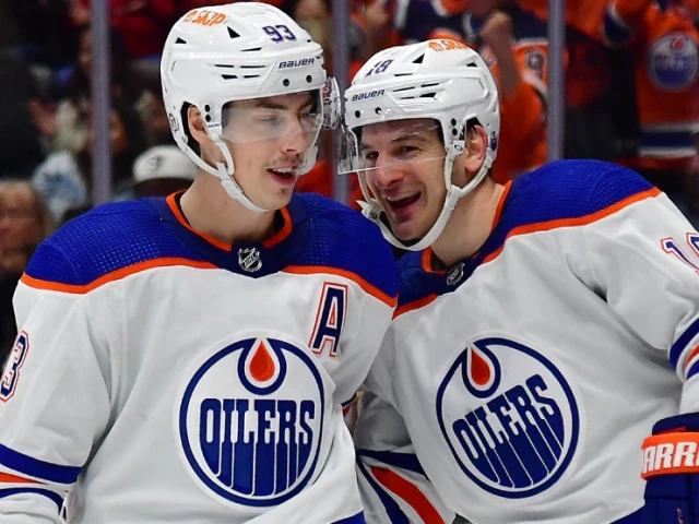 Oilers' Hyman and Nugent-Hopkins help stuck car in Edmonton snowstorm