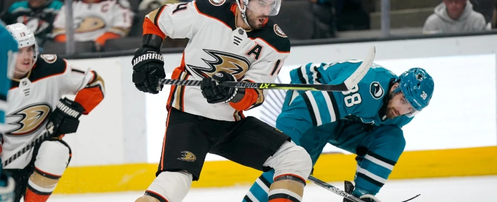 Oilers acquiring forwards Adam Henrique, Sam Carrick in trade with Ducks