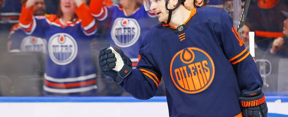 Edmonton Oilers’ Zach Hyman scores 50th goal of the season against Ottawa